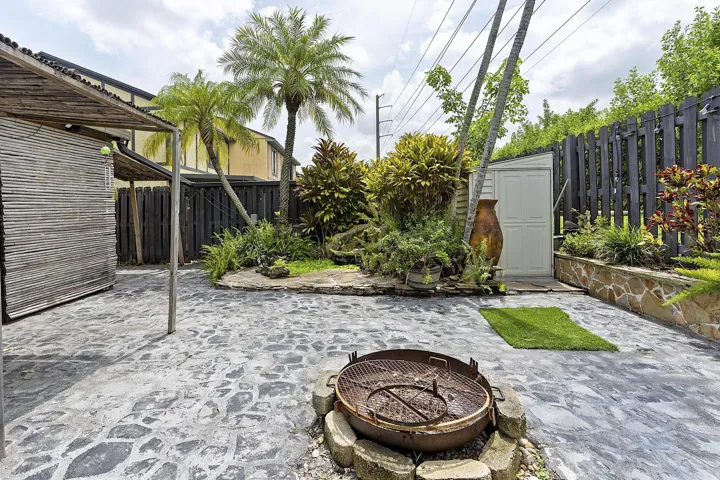 9184 NW 44 St Sunrise, Fl 33351 - - 043
