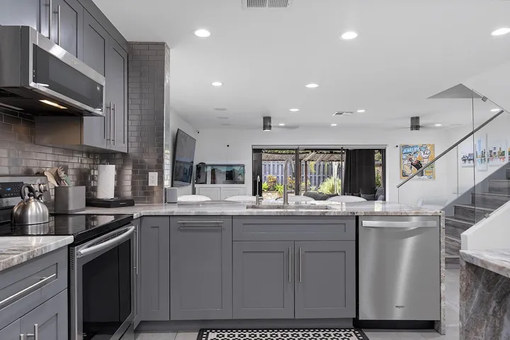 9184 NW 44 St Sunrise, Fl 33351 - - 012