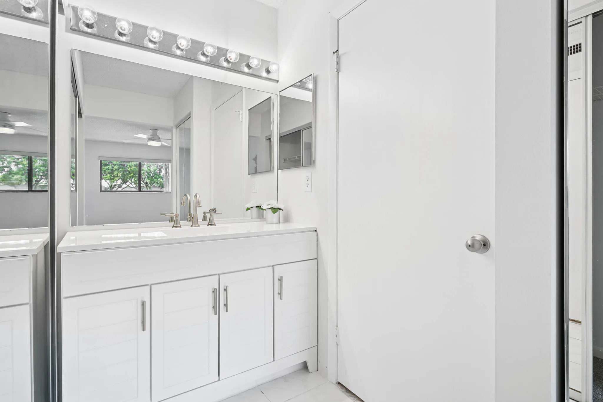 Mast Vanity