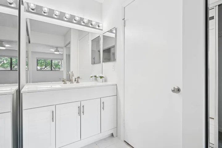 Mast Vanity