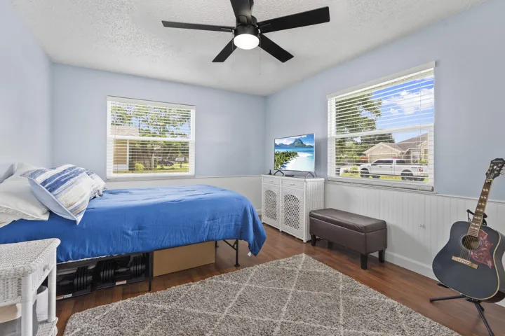 Bright and spacious guest bedroom