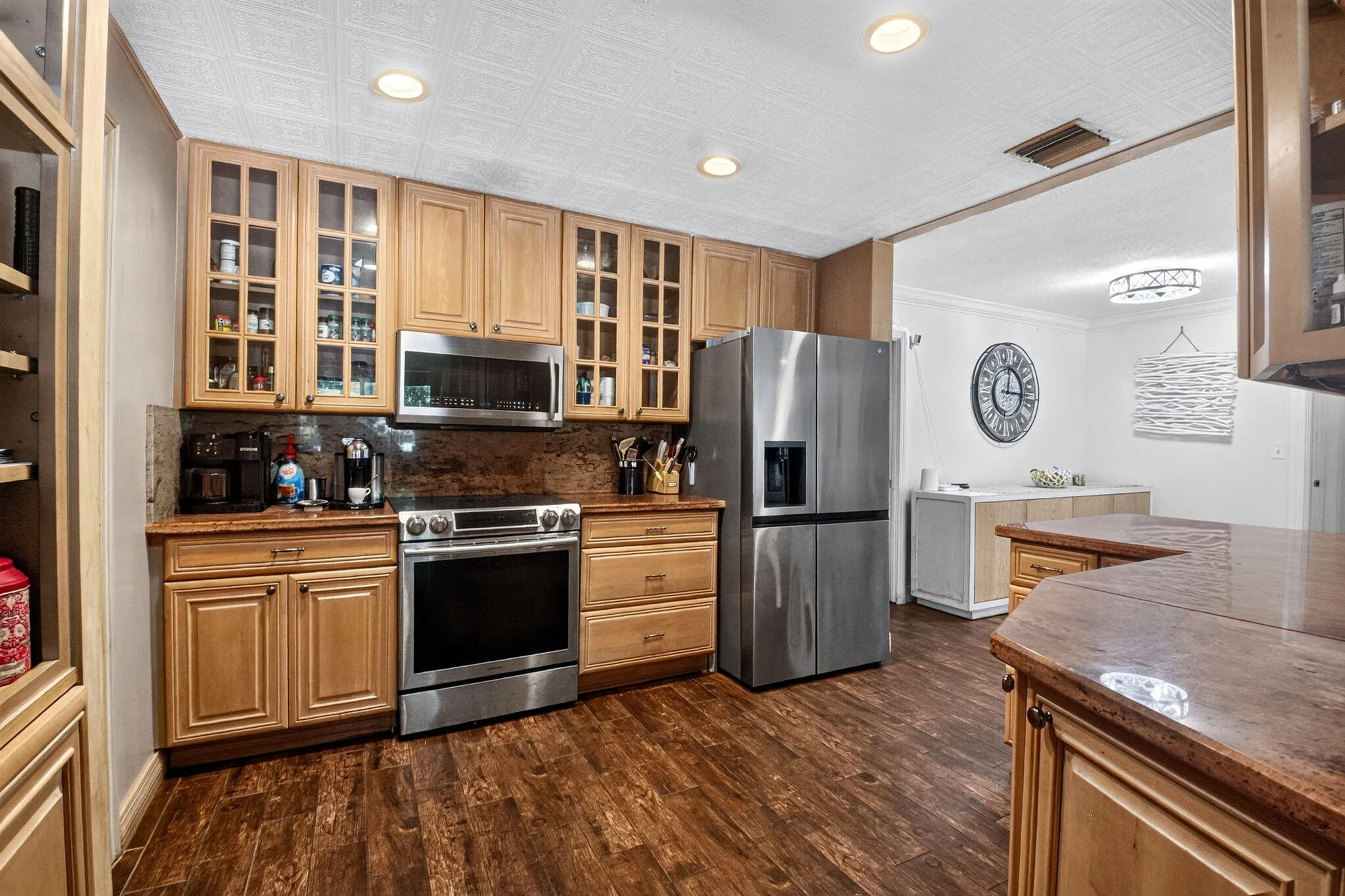 Kitchen | Stainless Range, Fridge & Granite Peninsula