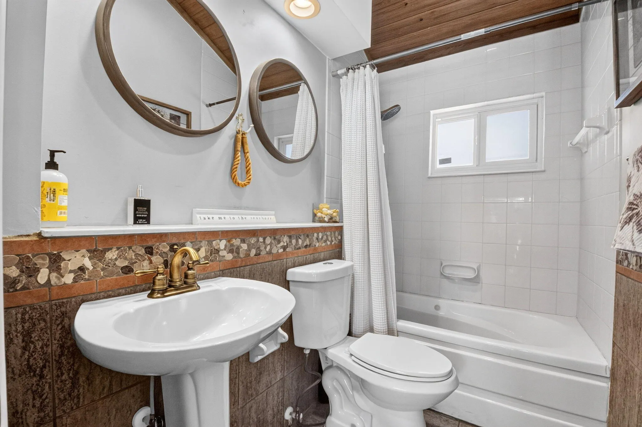 Full Bath | Pedestal Sink & Tub-Shower Combo