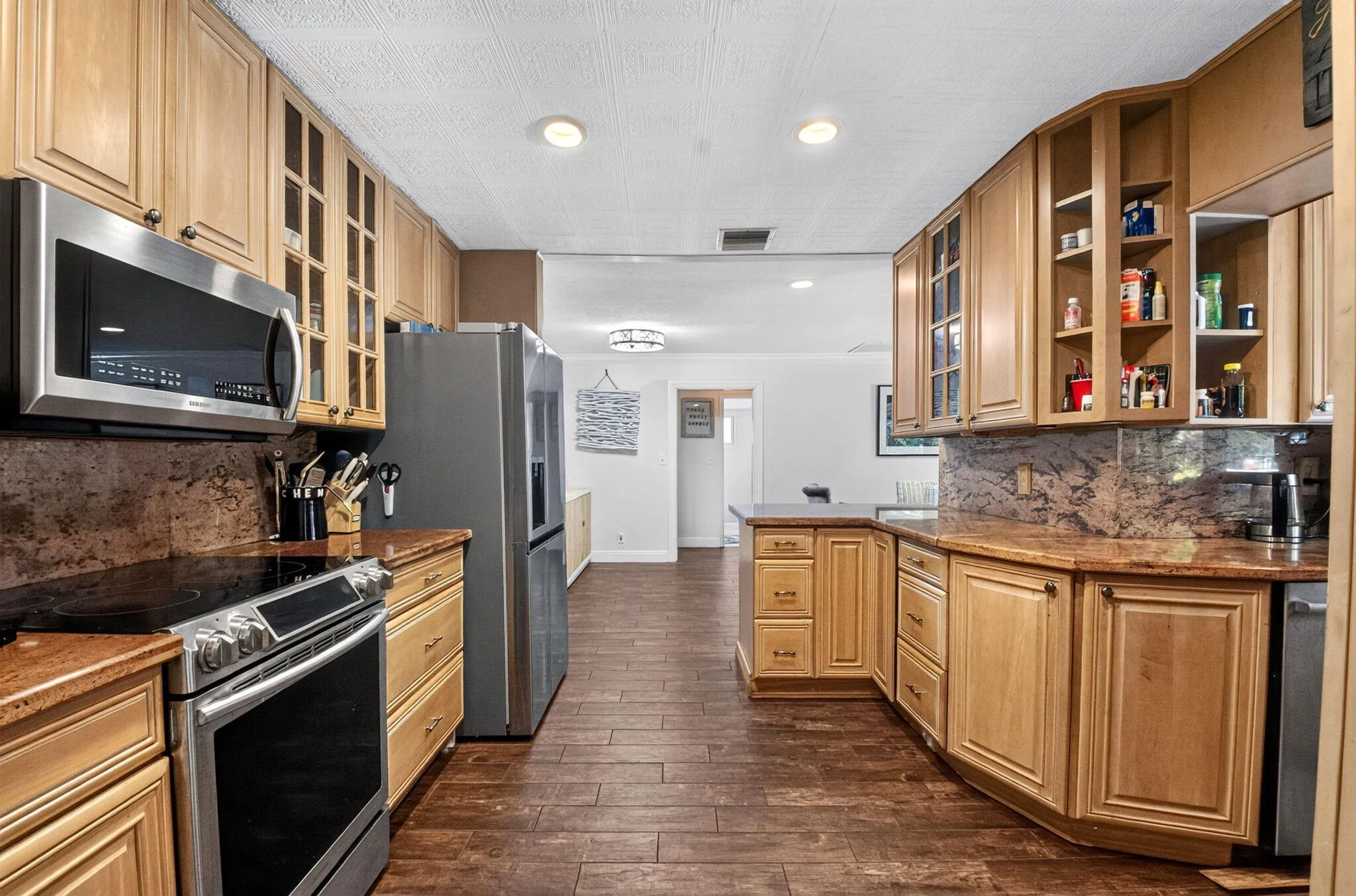 Eat-In Kitchen | Granite Counters & Full Backsplash