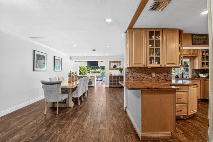 Open Kitchen, Dining & Florida Room Sight Line