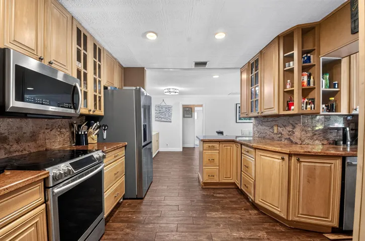 Eat-In Kitchen | Granite Counters & Full Backsplash
