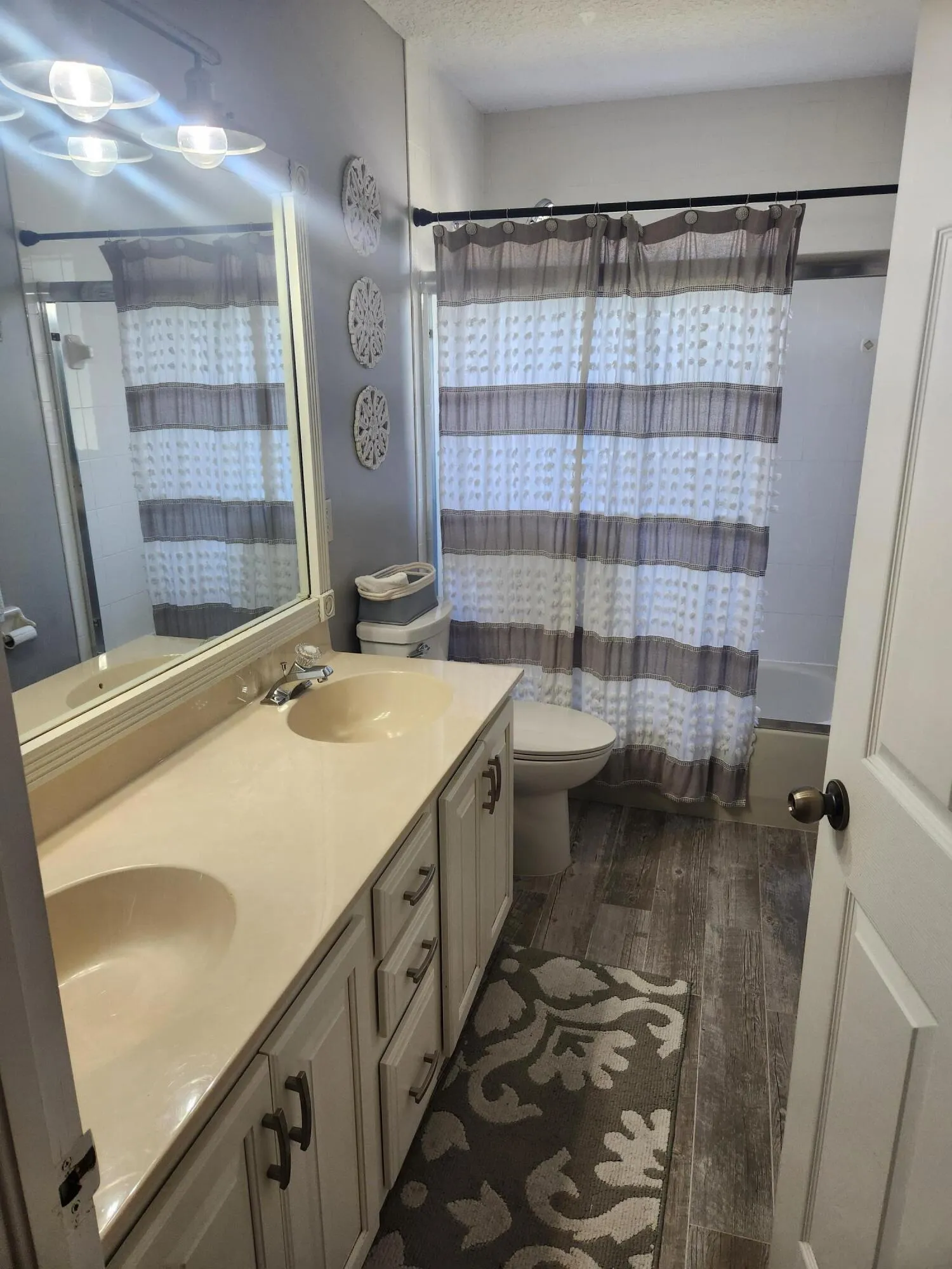 Guest Bathroom3