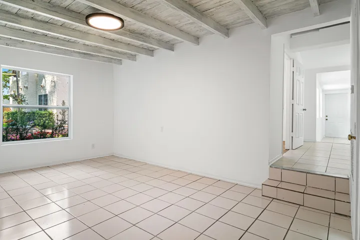 Guest Living to Hall