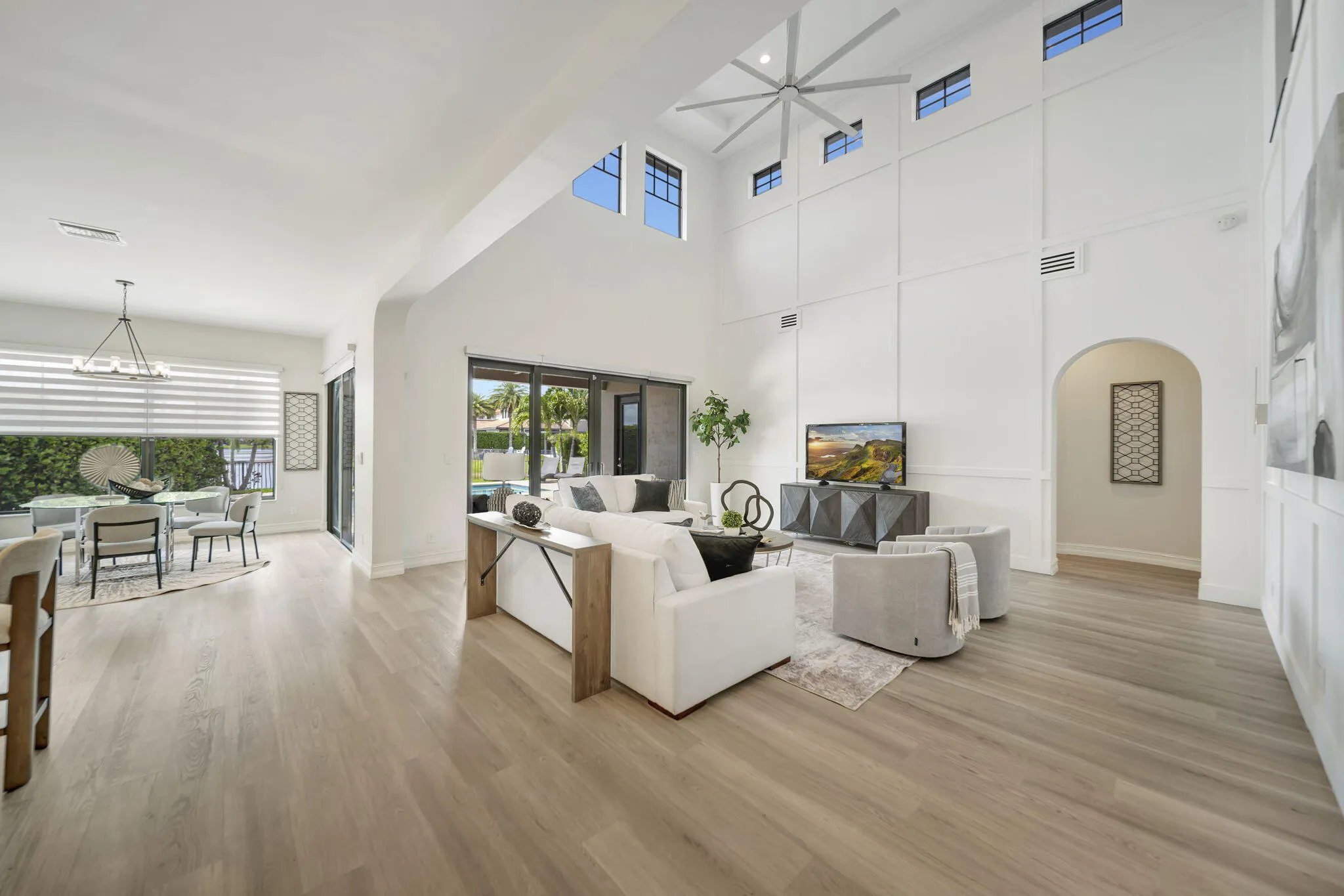 22' ceilings and lots of OPEN space for family entertaining