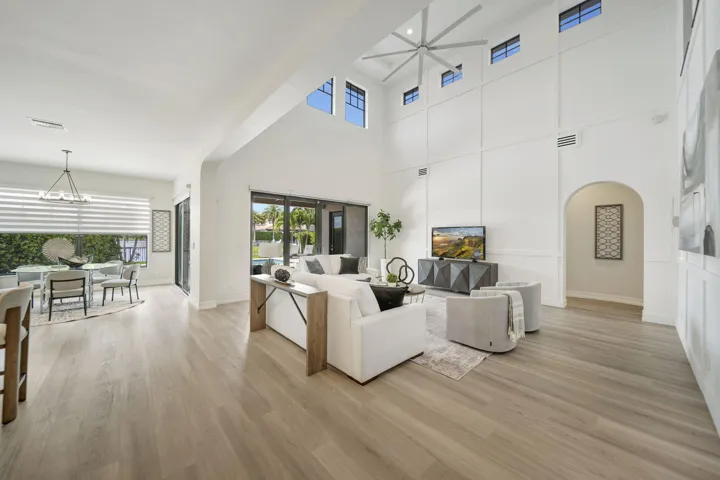 22' ceilings and lots of OPEN space for family entertaining