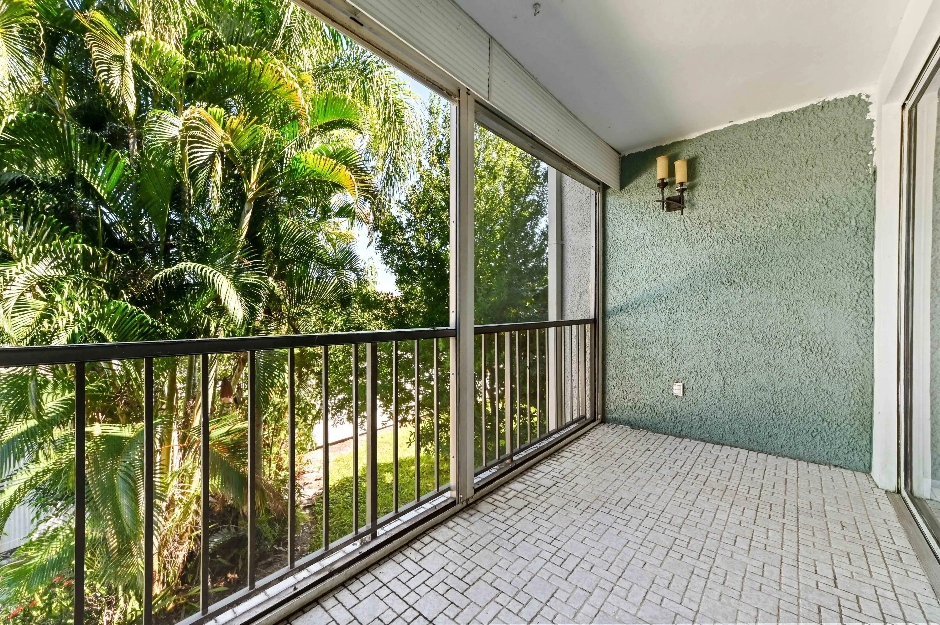 16 Balcony 03