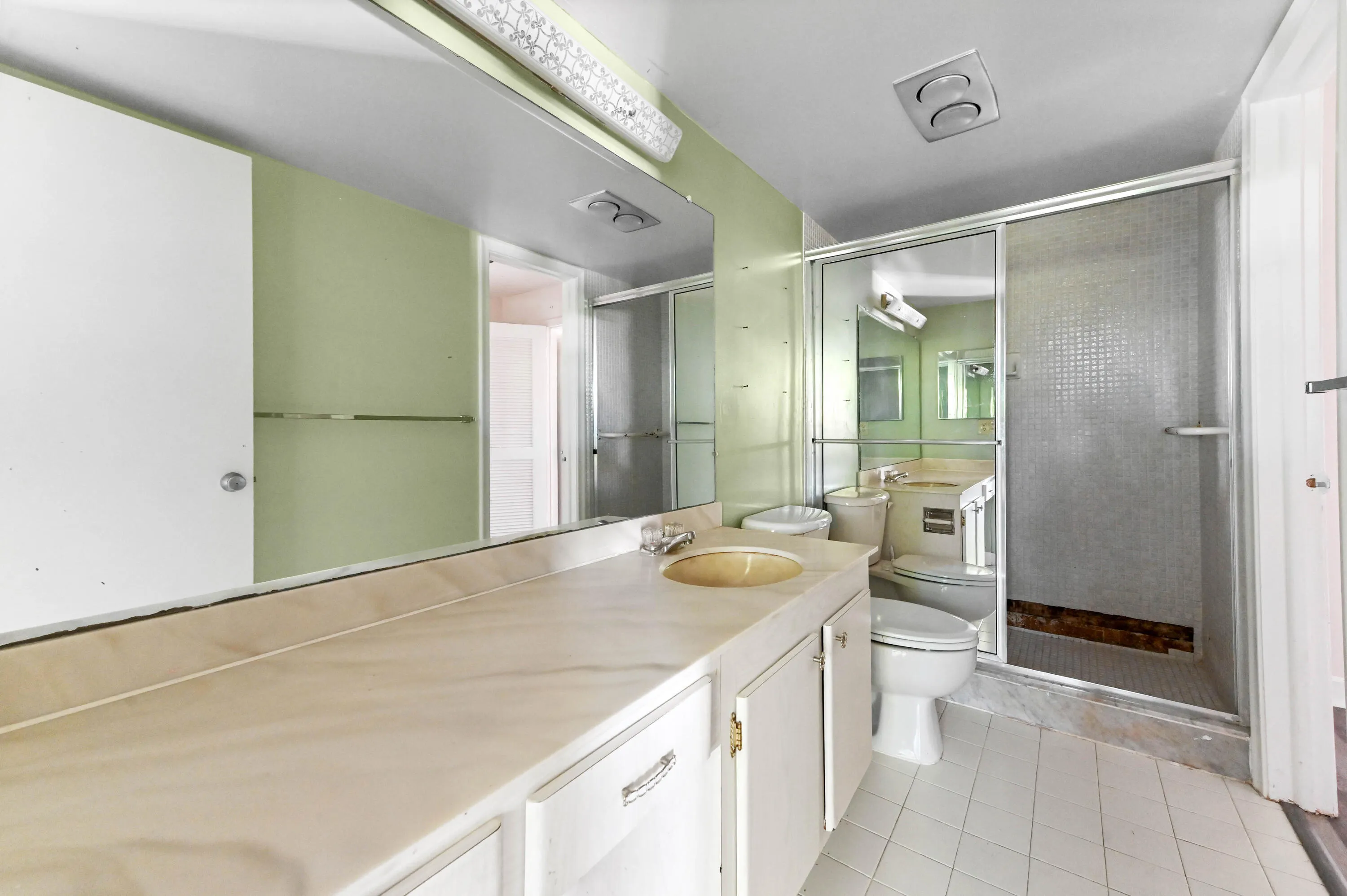 20 Bathroom 01