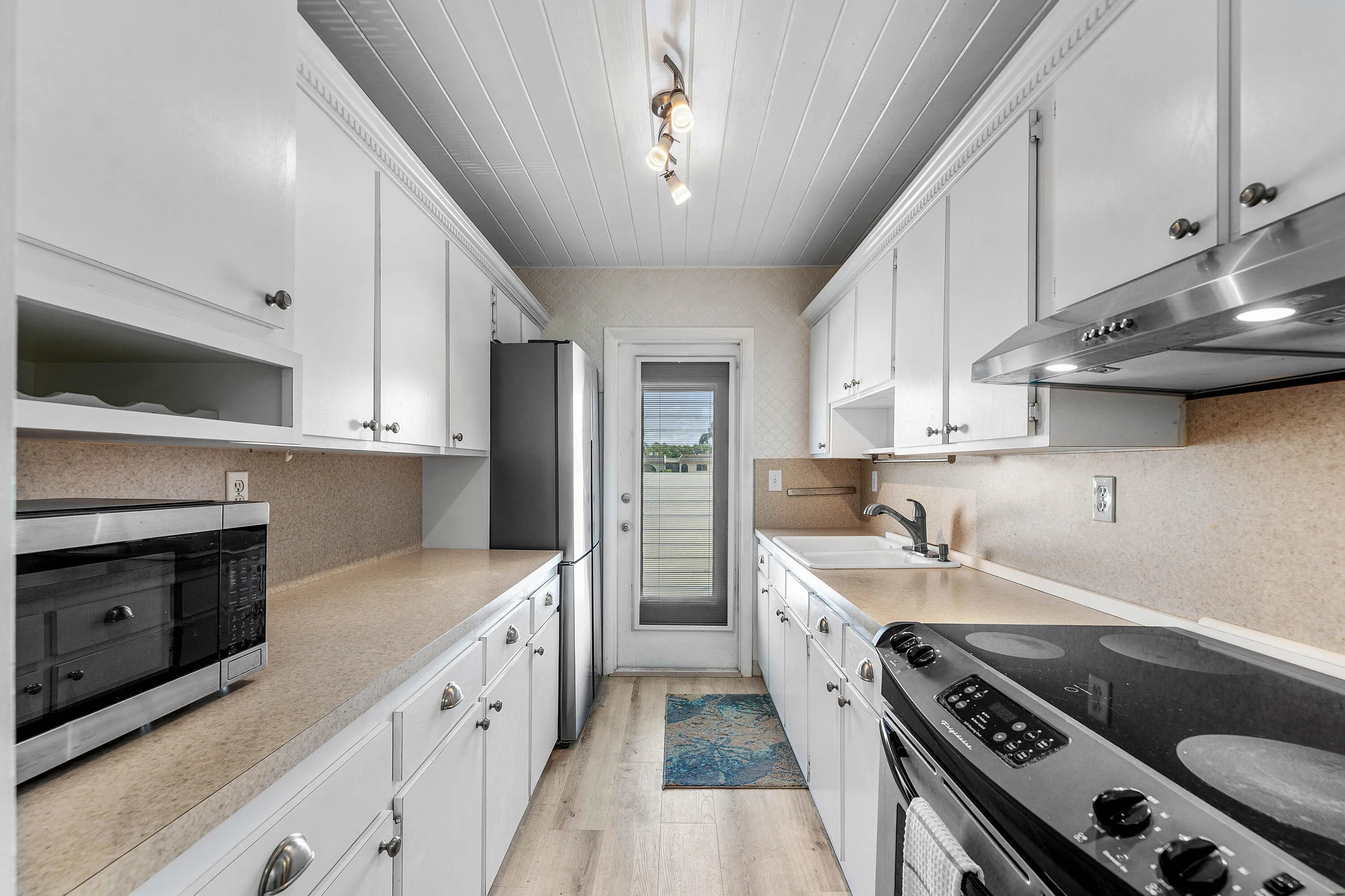 010-4111Northeast21stWay-204-LighthouseP