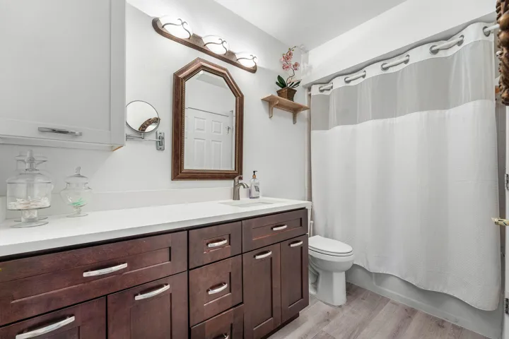013-4111Northeast21stWay-204-LighthouseP
