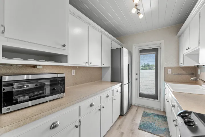 011-4111Northeast21stWay-204-LighthouseP