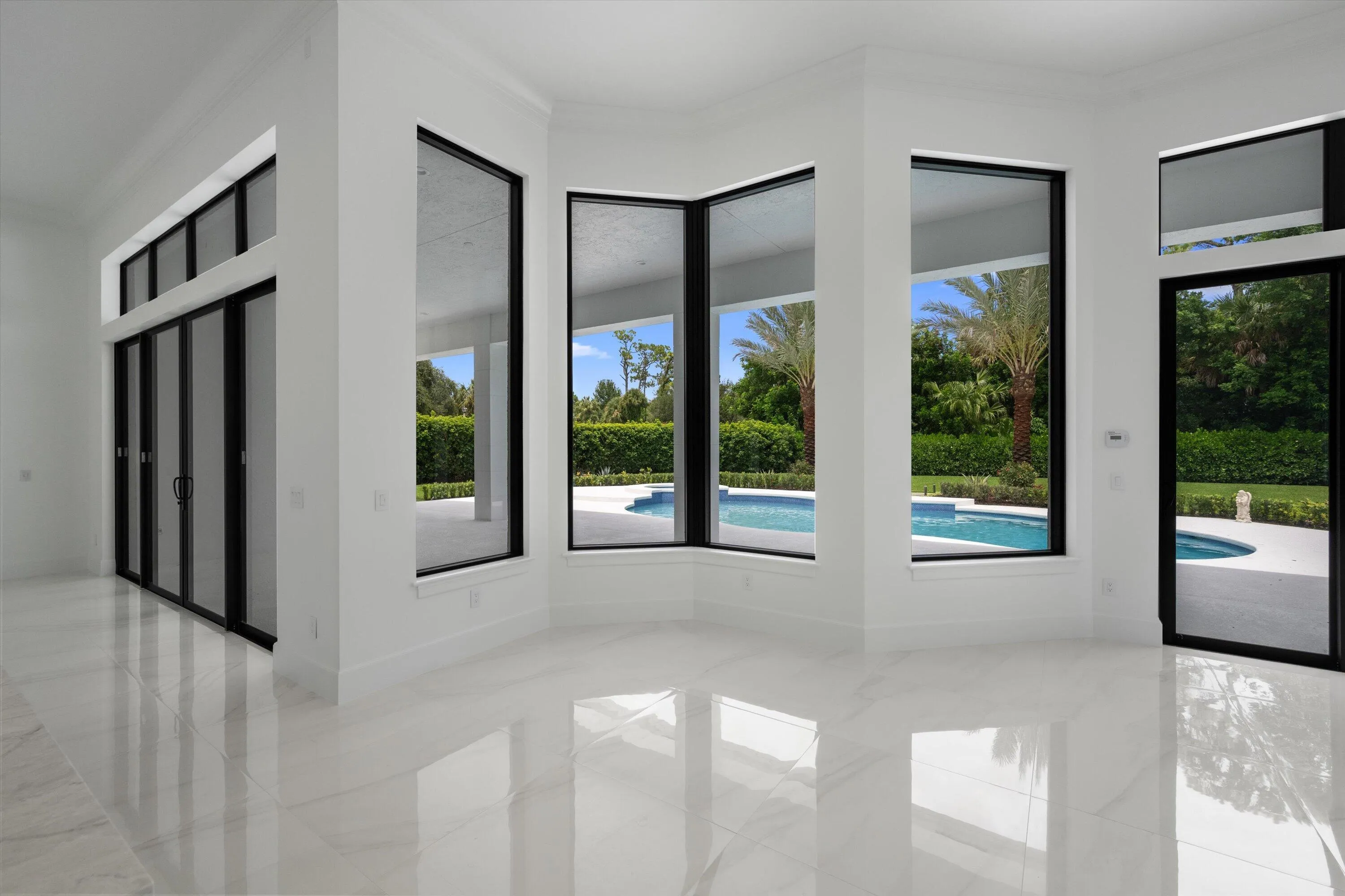 Breakfast Area views of pool