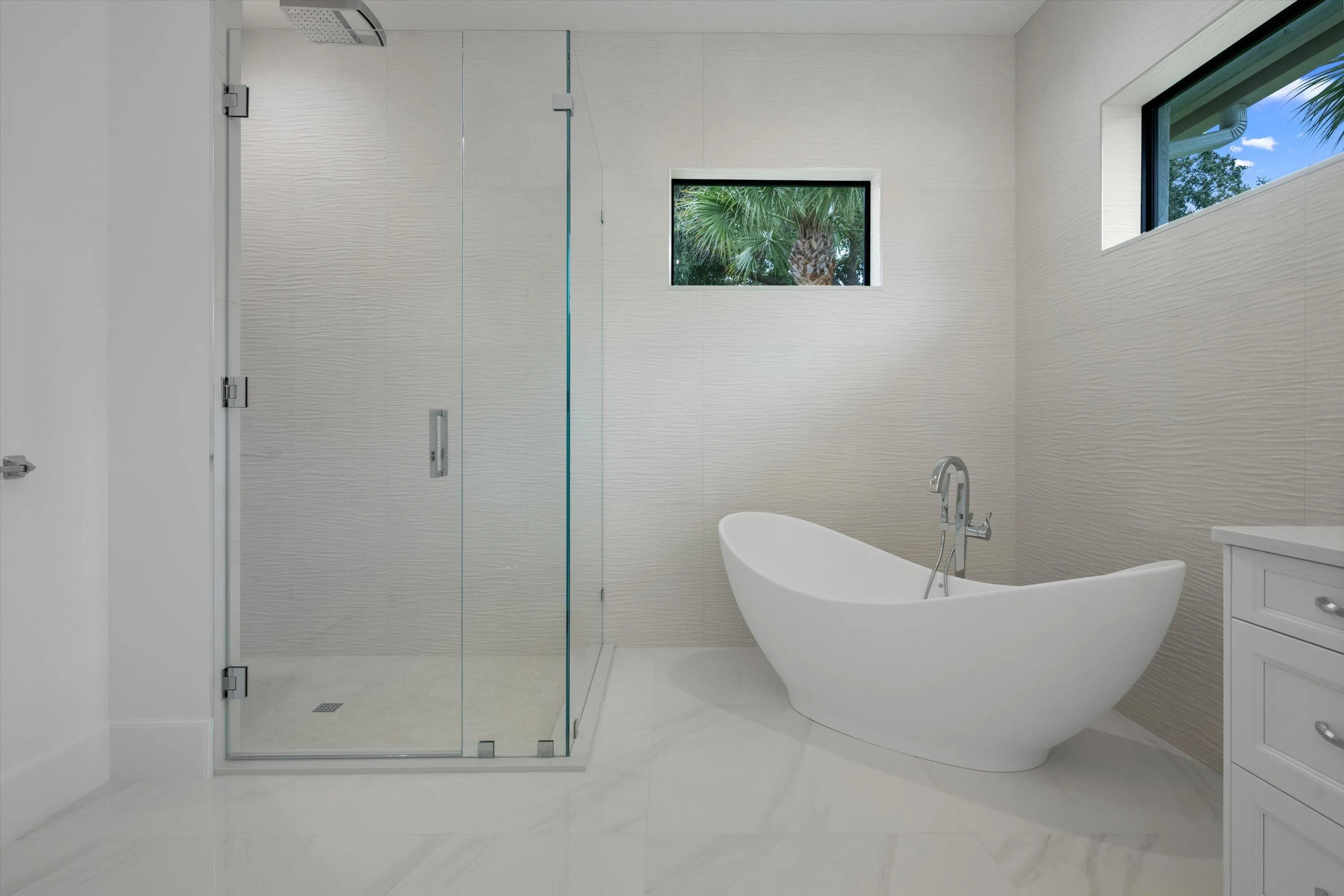 Separate shower & soaking tub