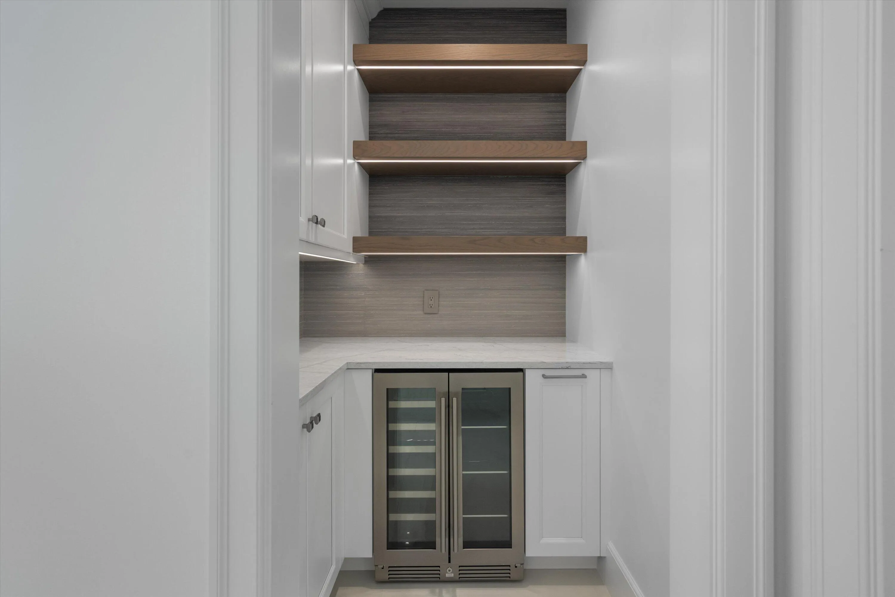 Wine refrigerator
