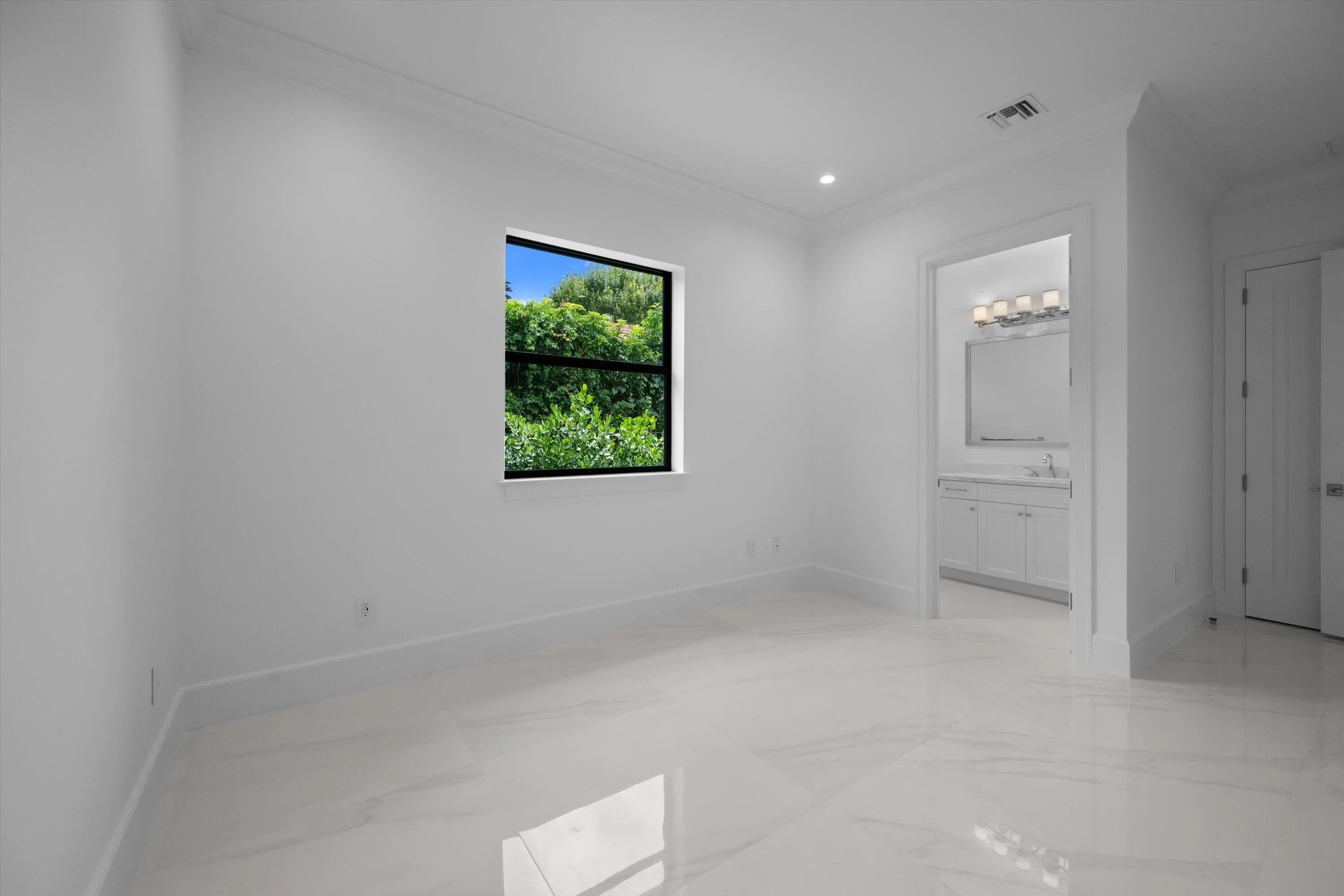 Bedroom 2 w/ensuite bath