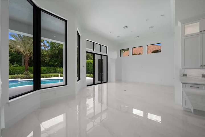 Breakfast & Family Room