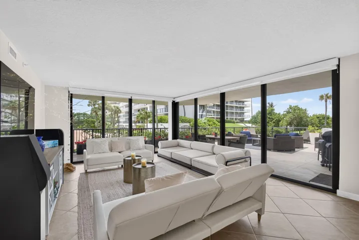 Living Room onto Lanai
