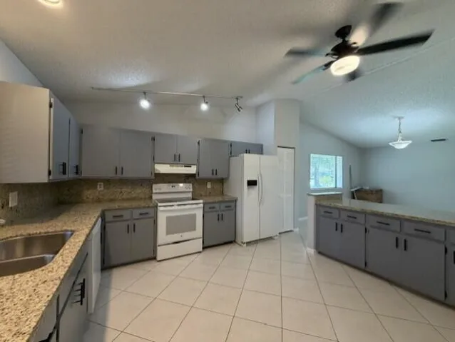 WEST BOCA 3 BEDROOM RENTAL! LARGE OPEN KITCHEN!