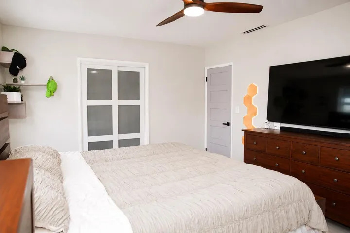 Middle Room 2
