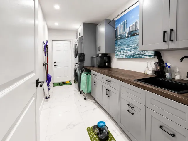 LAUDRY ROOM