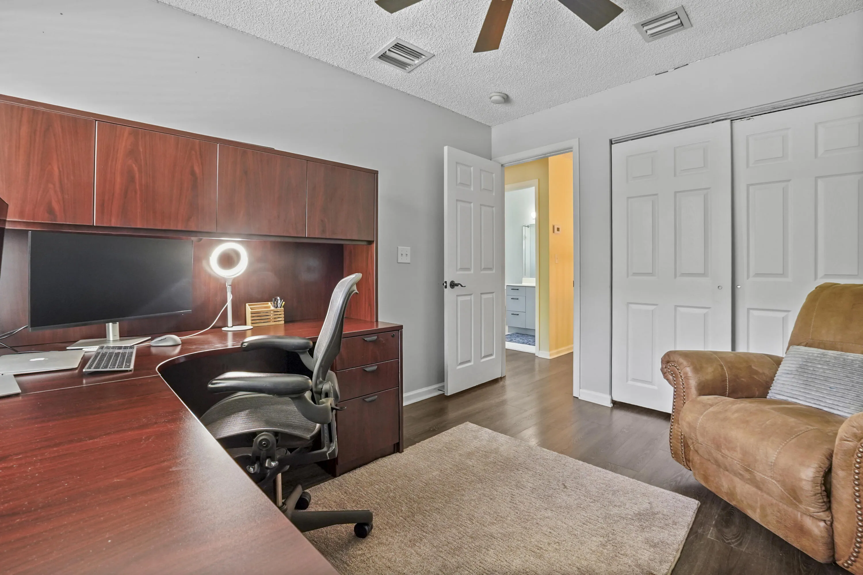 26 office 02