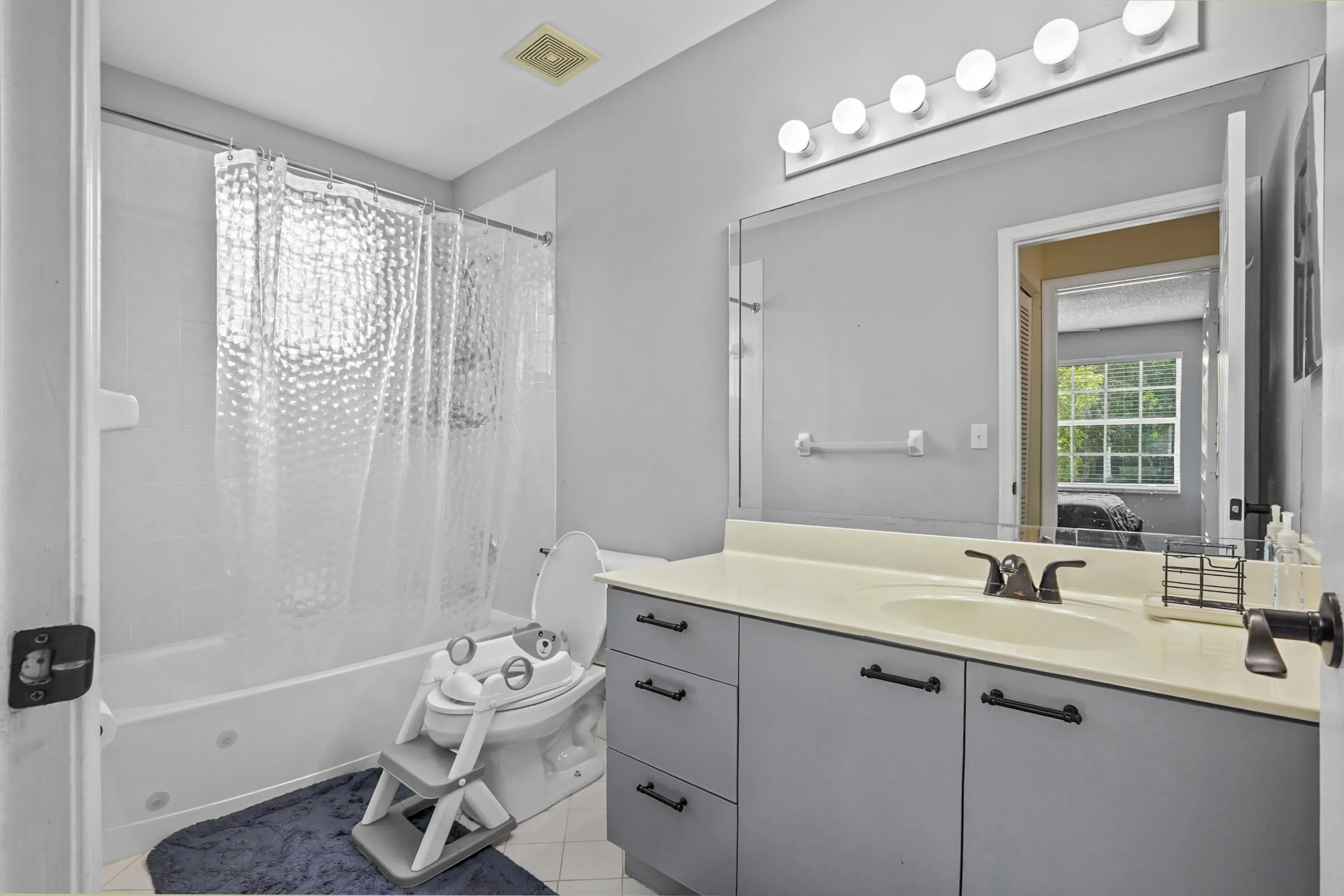 24 Bathroom 01