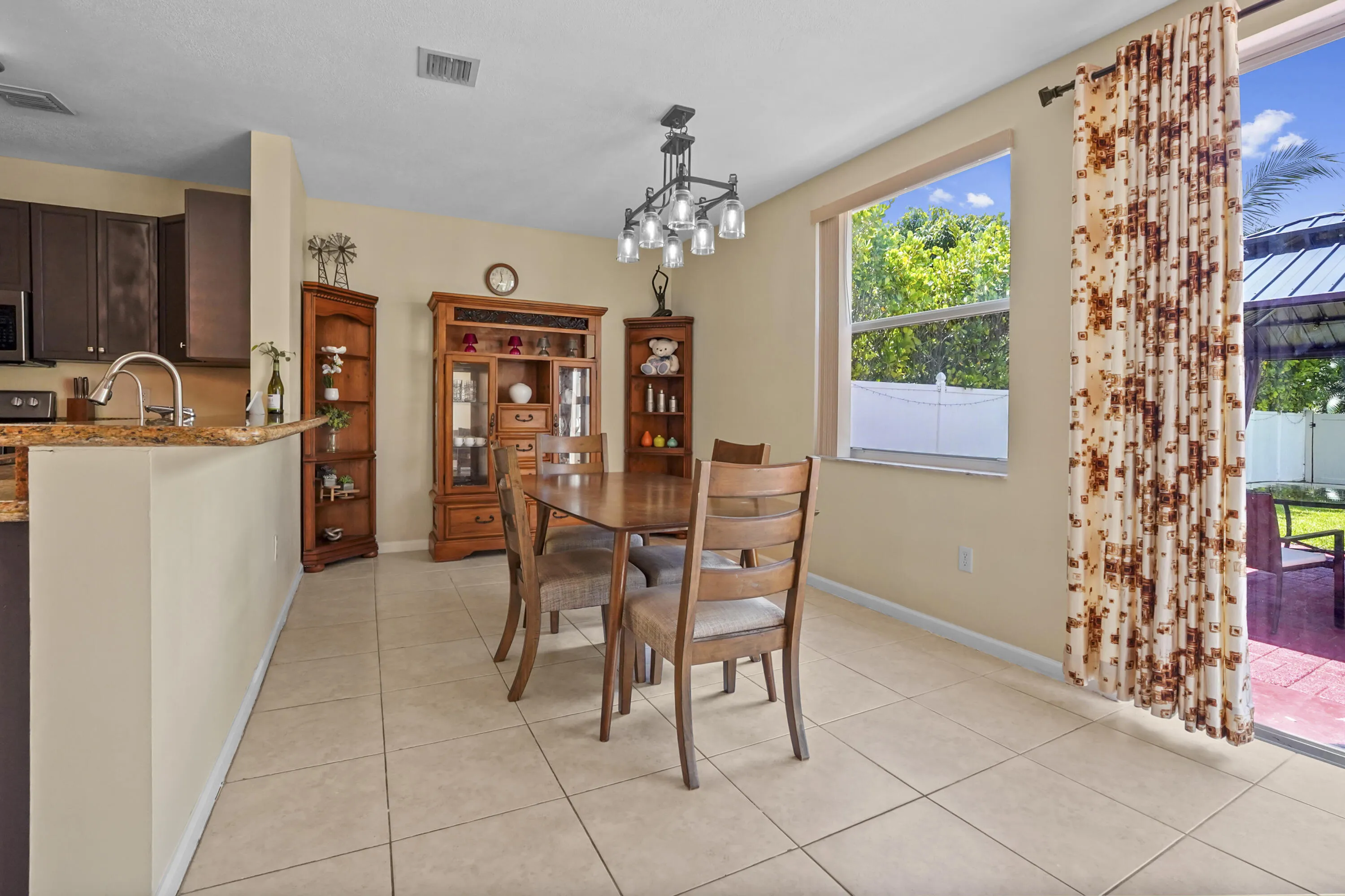 12 Dining room 01