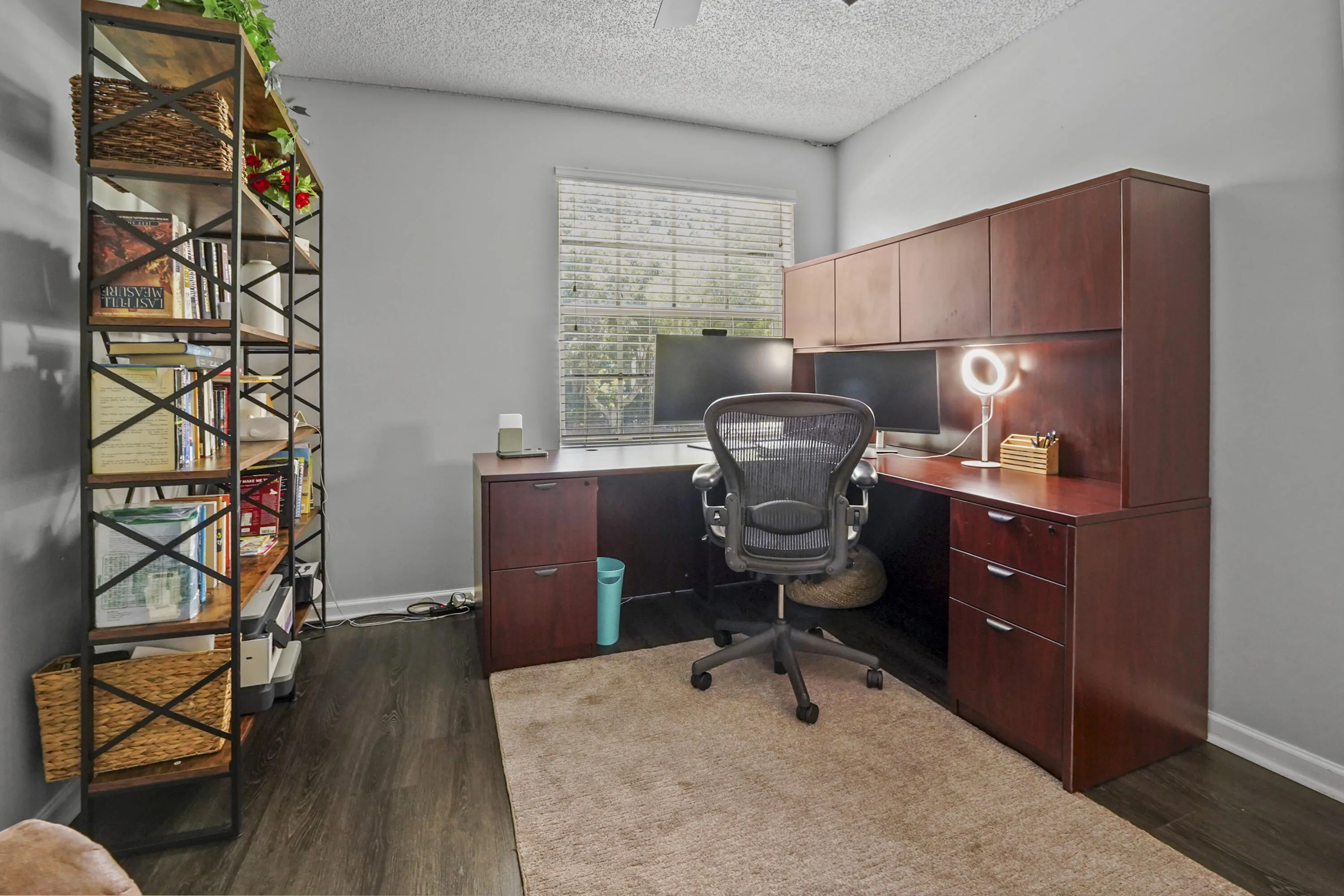27 office 03