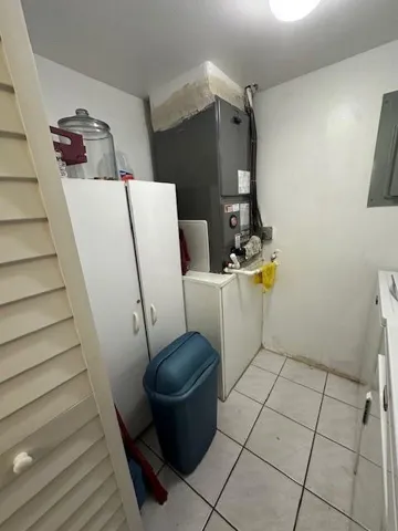Spacious Laundryroom