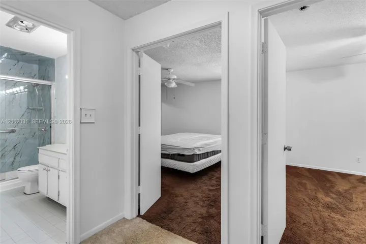 2nd-floor bathroom. Partial view of the principal bedroom and the bedroom next to it.