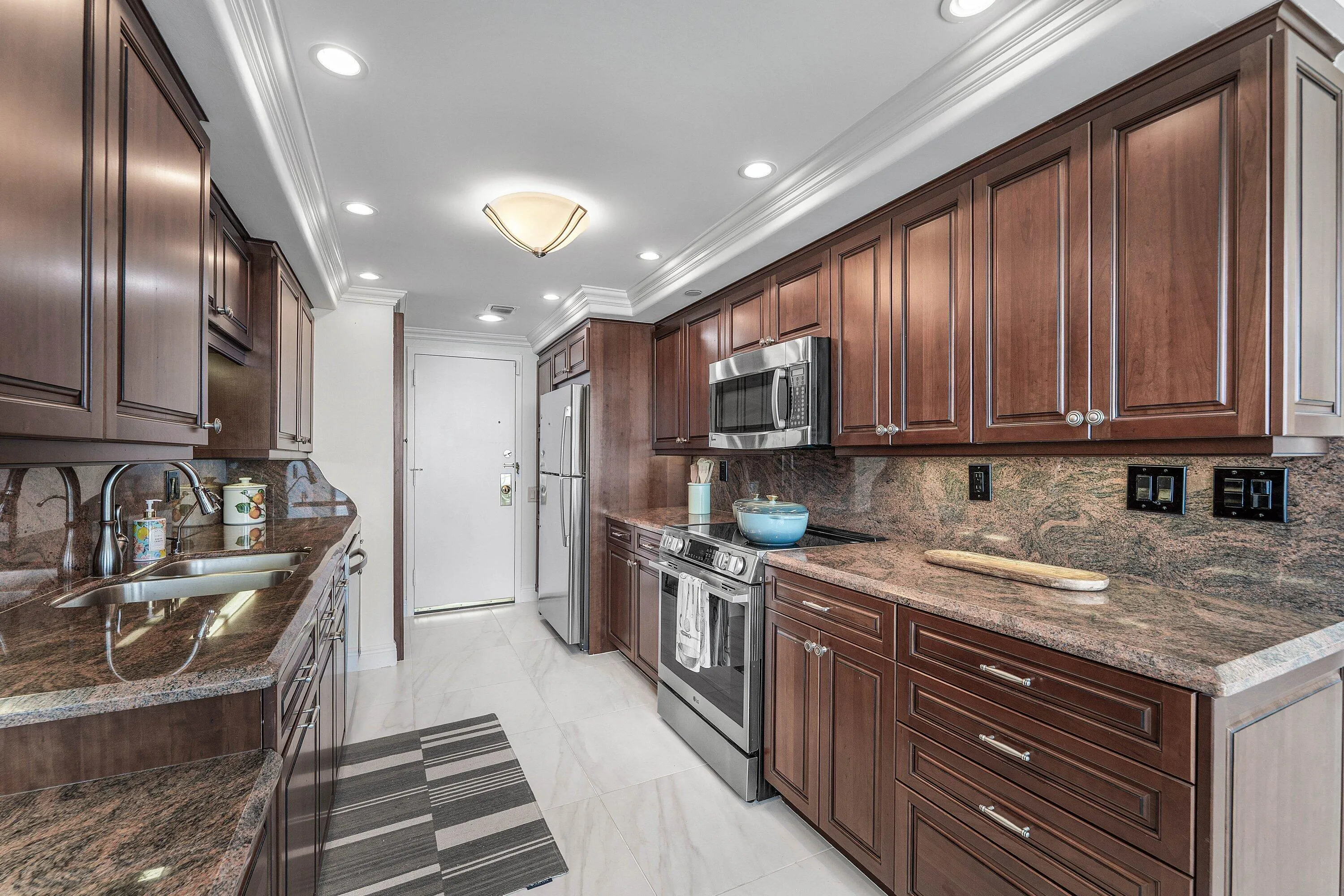 Gorgeous fully stocked kitchen