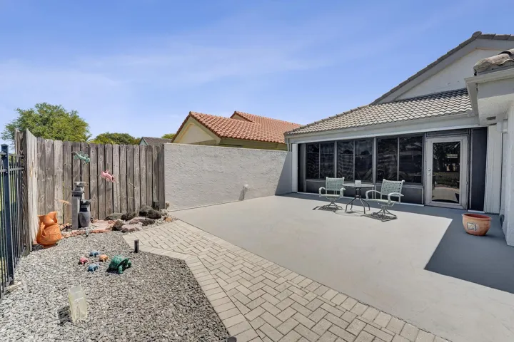 Low maintenance, fenced yard