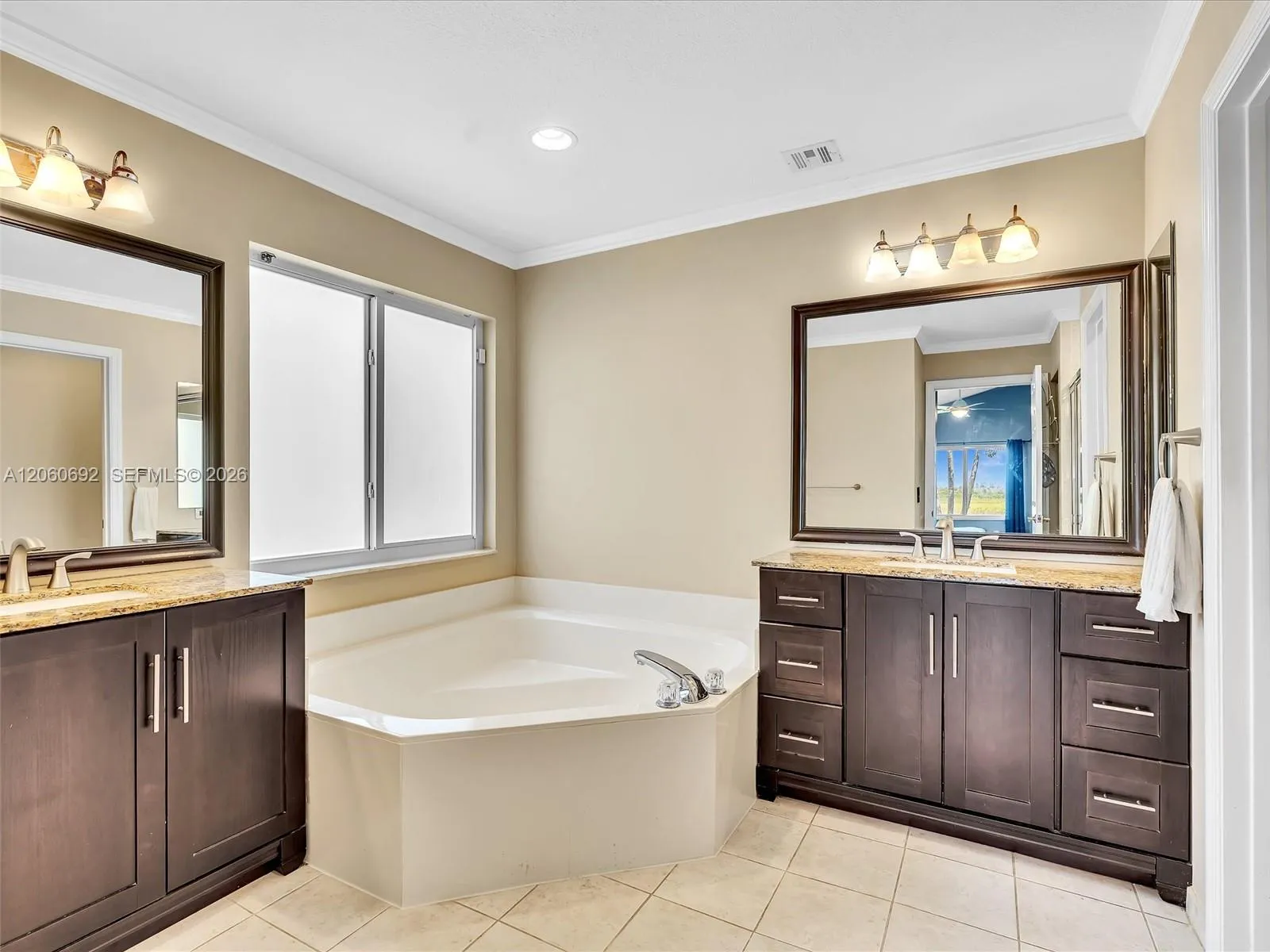 Dual sinks with a roman tub