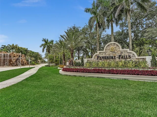 Pembroke Falls main entrance