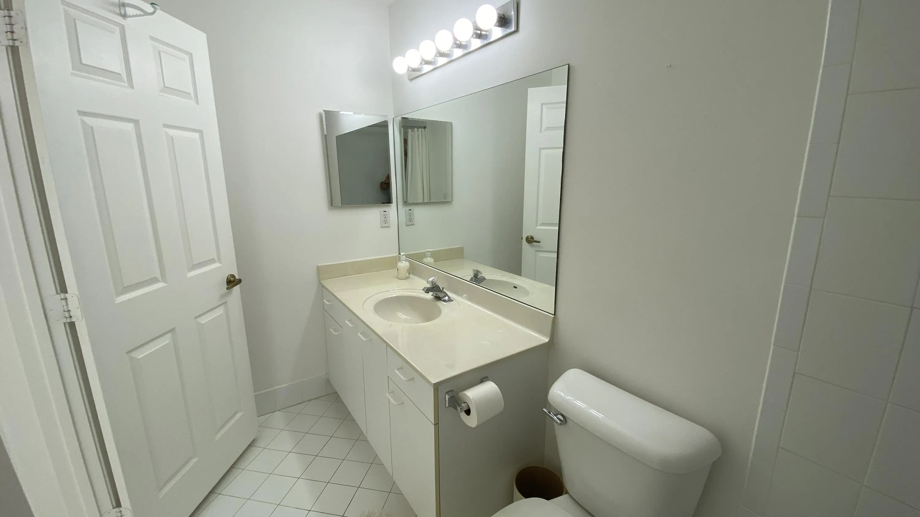 Full Bath Room 4