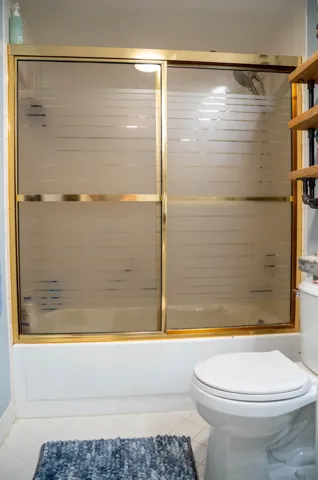 2nd bathroom combo tub