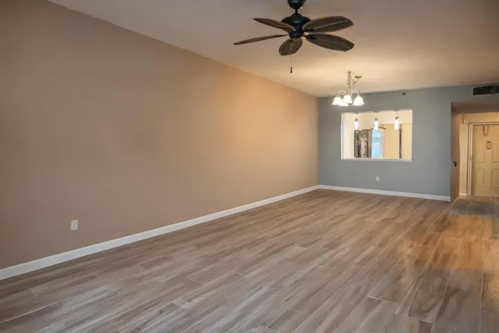 Living room without furn.