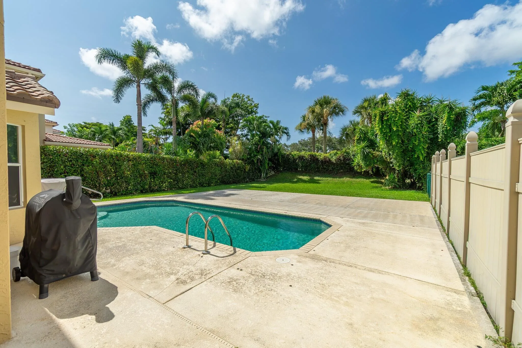 Spacious Pool deck