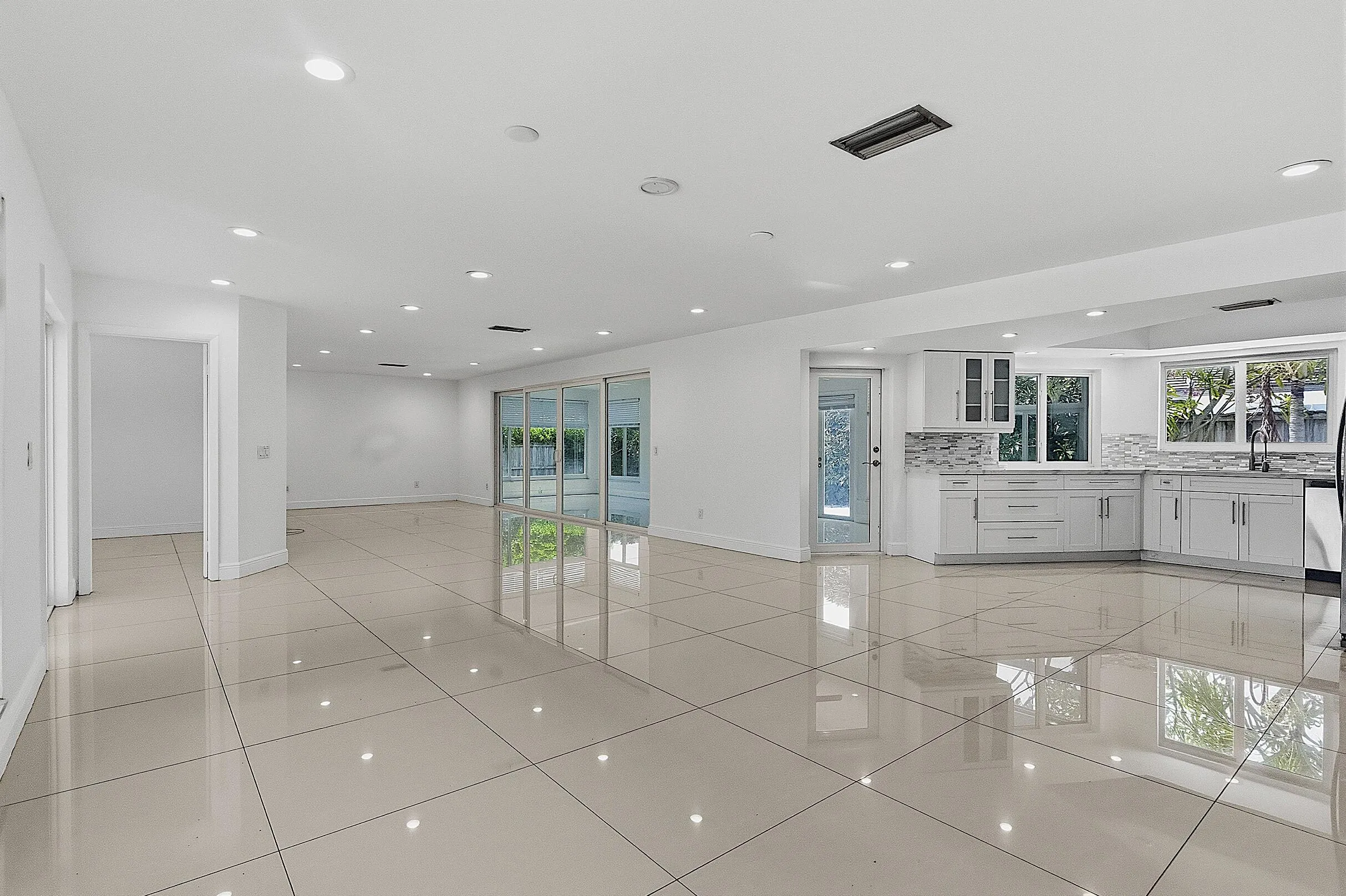 2910 NE 40th Ct - - 008