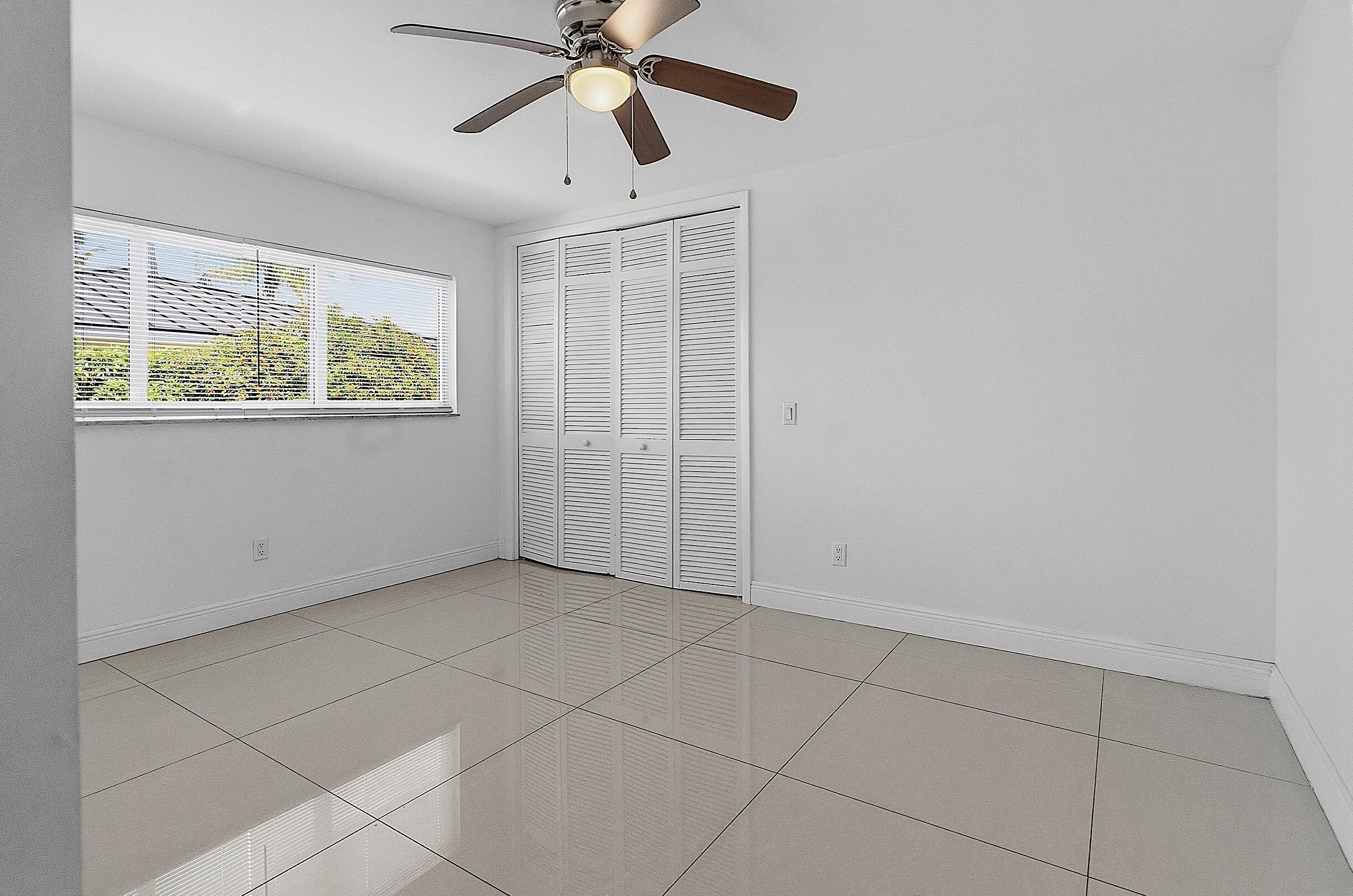 2910 NE 40th Ct - - 020