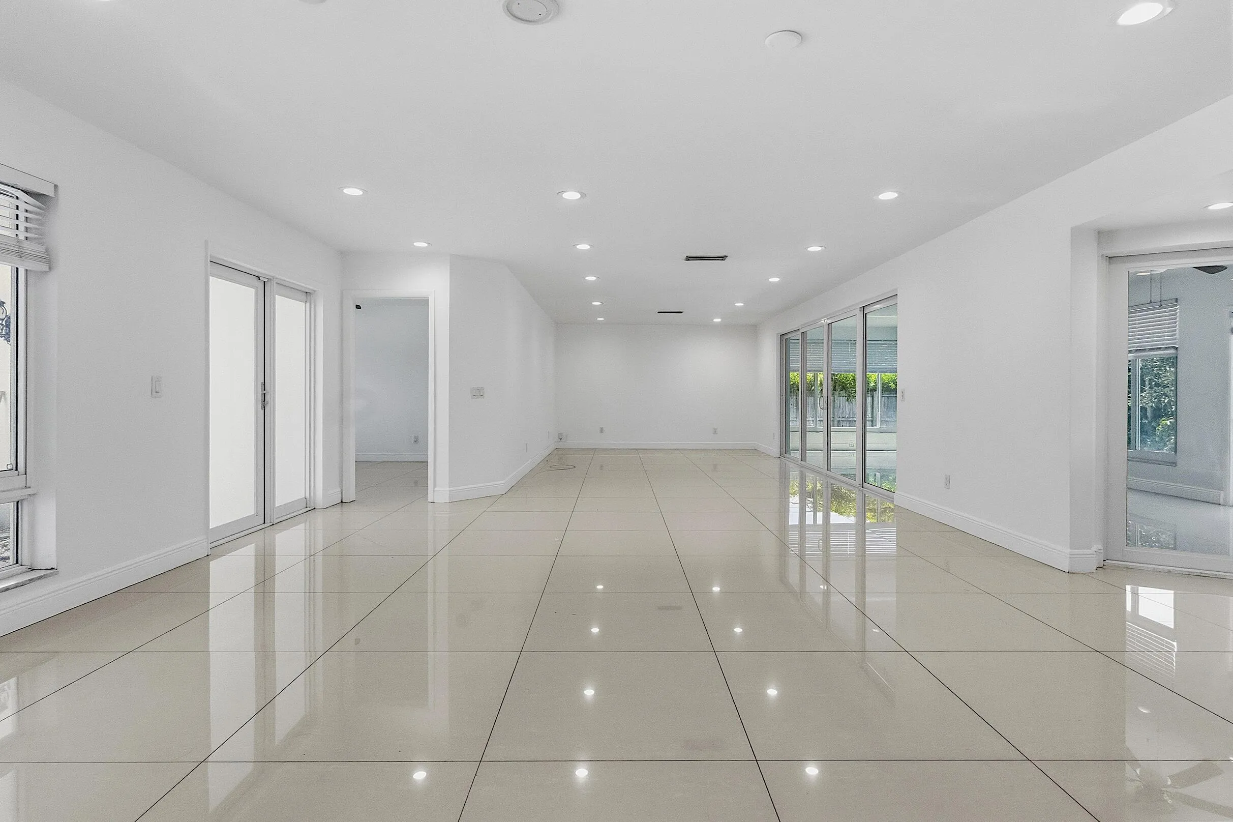 2910 NE 40th Ct - - 009
