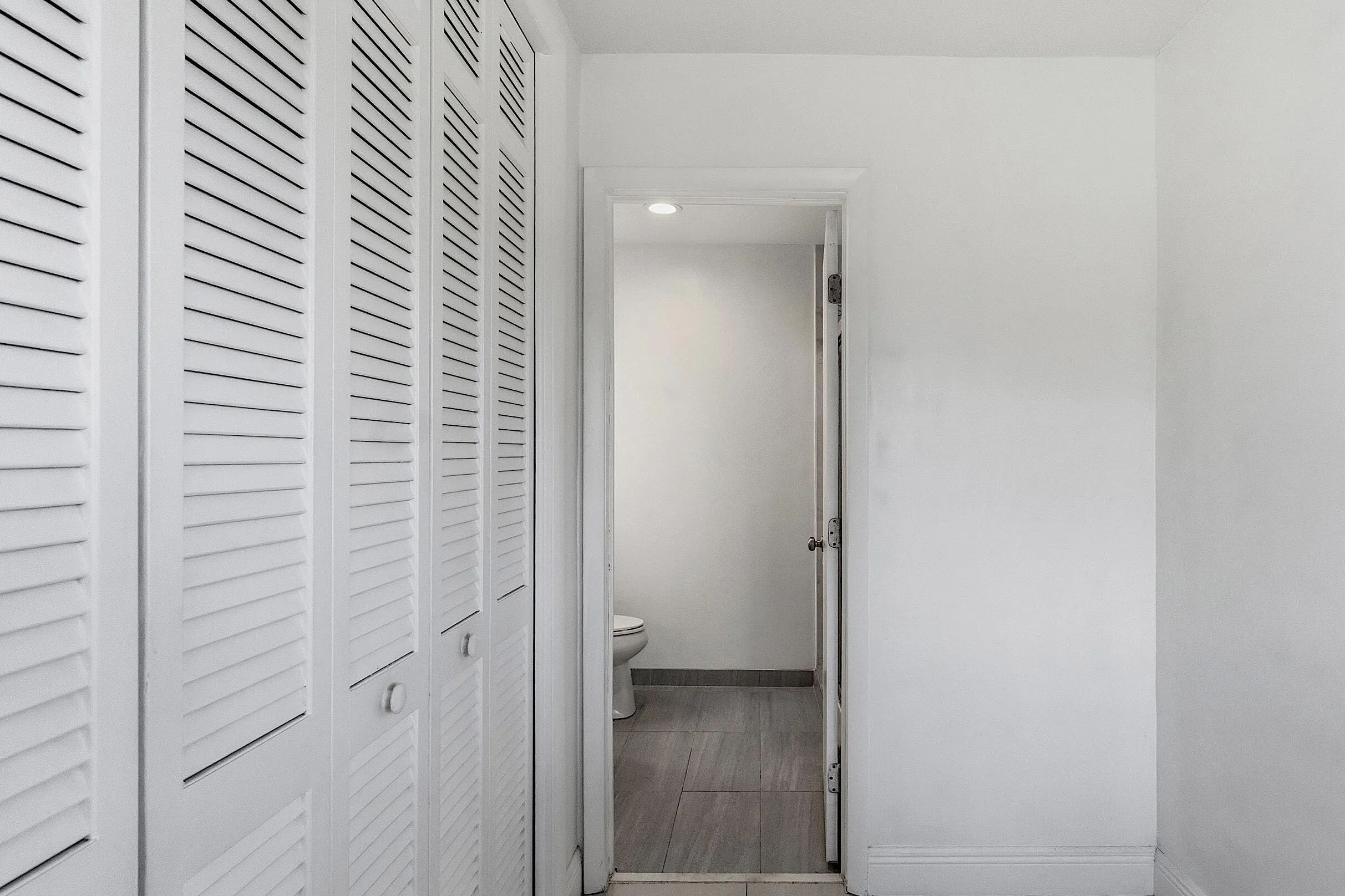 2910 NE 40th Ct - - 030