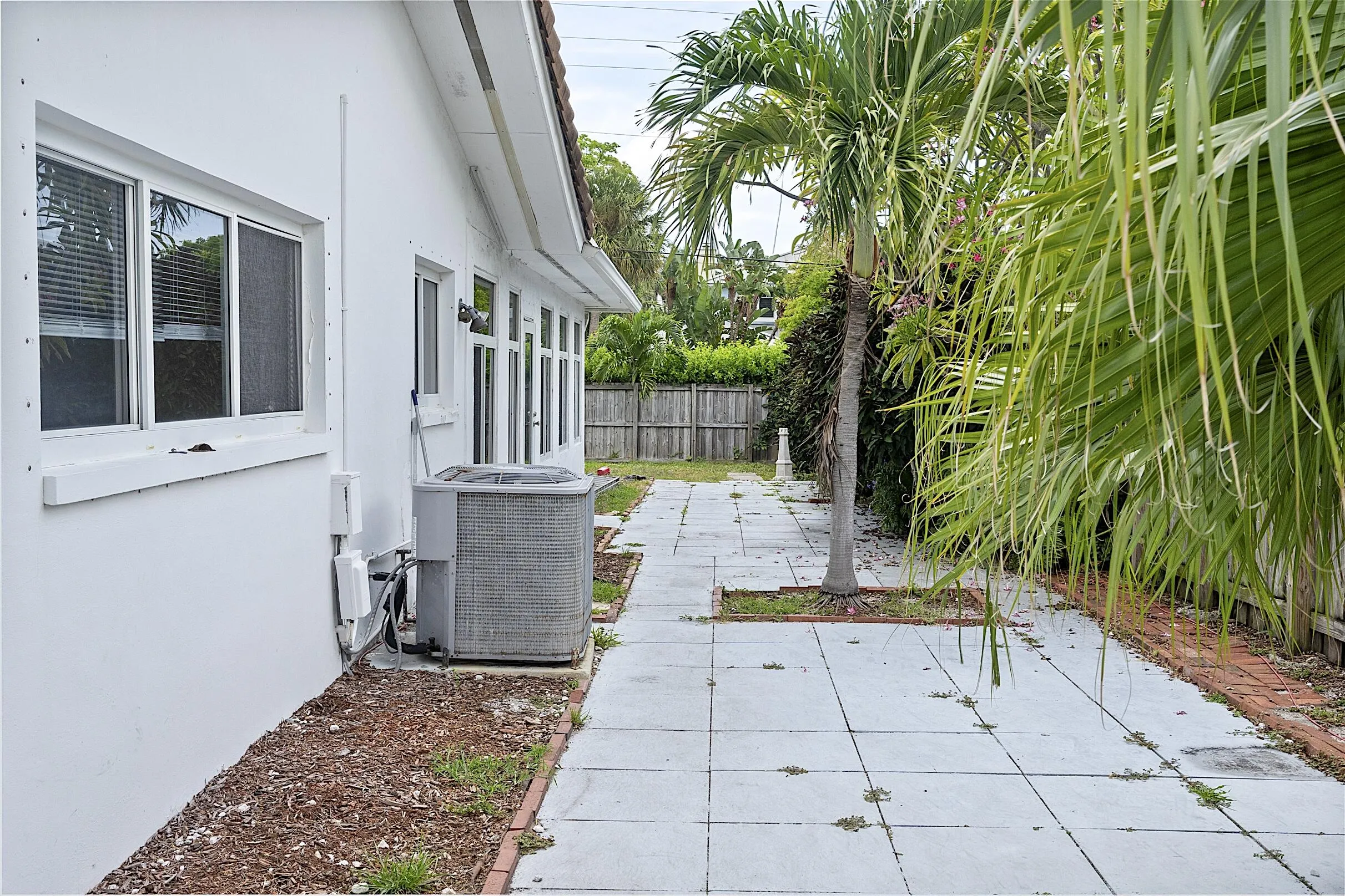 2910 NE 40th Ct - - 048