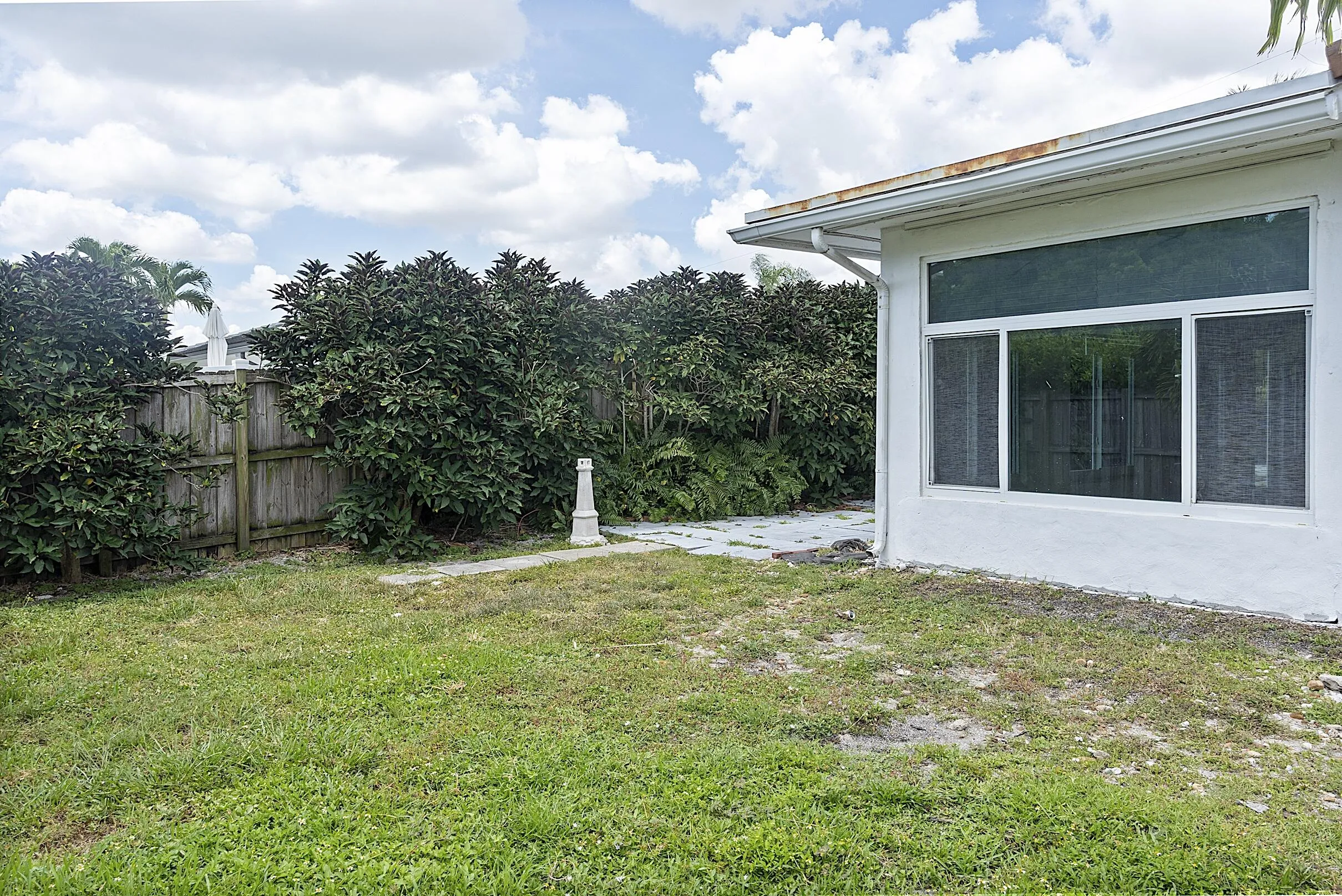 2910 NE 40th Ct - - 046