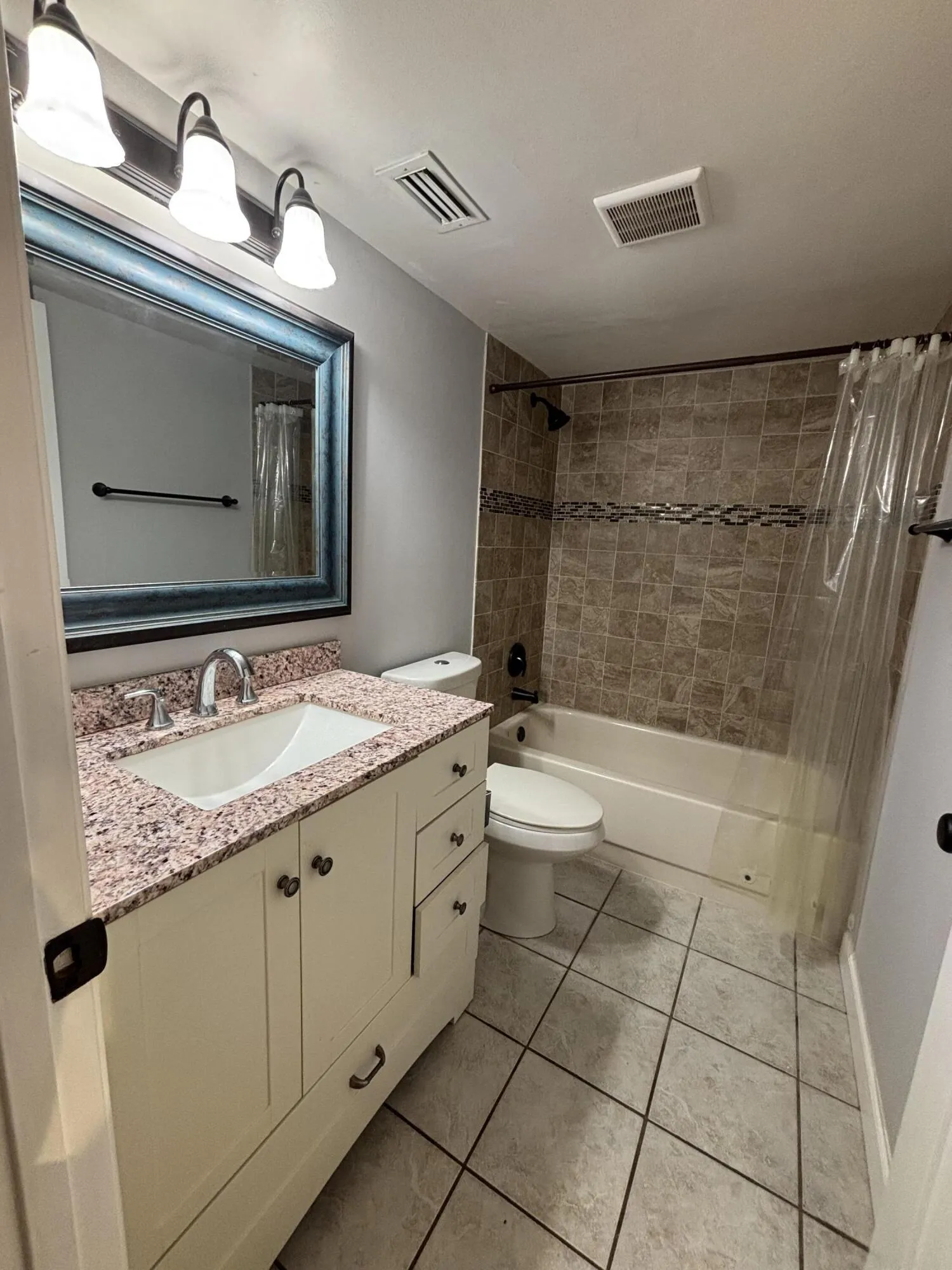 2nd Bath Shower/Tub