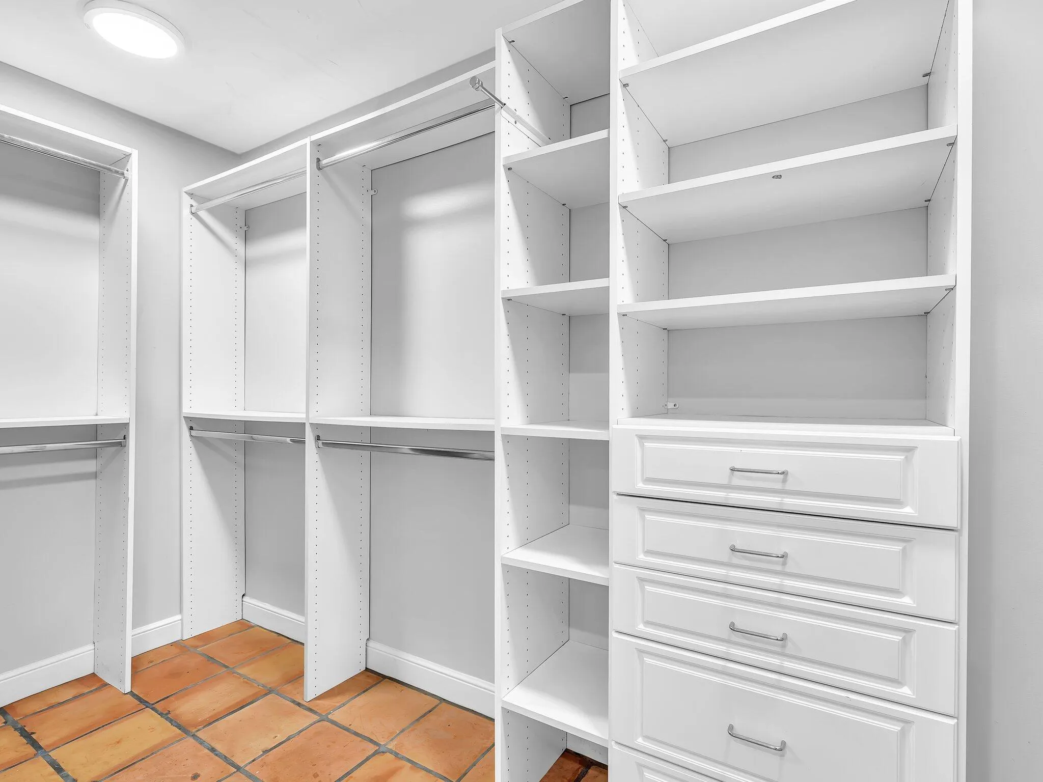 Bed 3 Walk In Closet